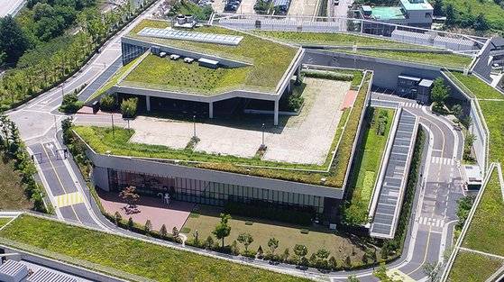 네이버가 강원도 춘천에서 운영 중인 데이터센터 '각'. [사진 네이버]