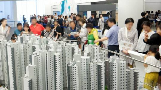 오는 26일부터 래미안 어반파크의 청약일정이 시작되는 가운데, 이 단지는 2주 전 같은 구에 분양된 단지보다 평당 50만원이나 오른 가격에 분양된다. 사진은 래미안 연지 어반파크 견본주택 내 방문객들의 모습. 삼성물산 제공