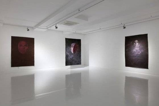 백효훈의 개인전 'MOONWORK-MOONWALK'가 열리고 있는 전시장 전경. [사진 갤러리 도스]