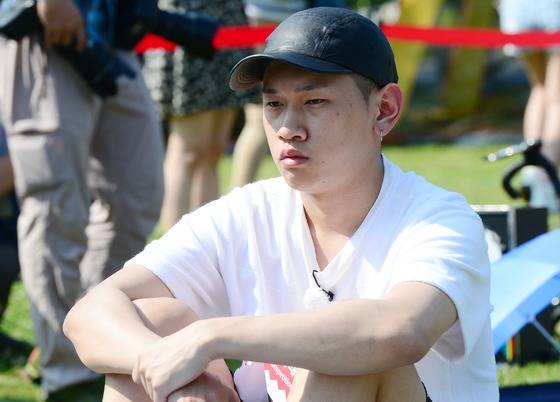 가수 크러쉬가 서울 용산구 이촌한강공원 청보리밭일대에서 열린 '2016 한강 멍때리기 대회'에 참가해 우승을 차지한 모습. /사진=뉴스1