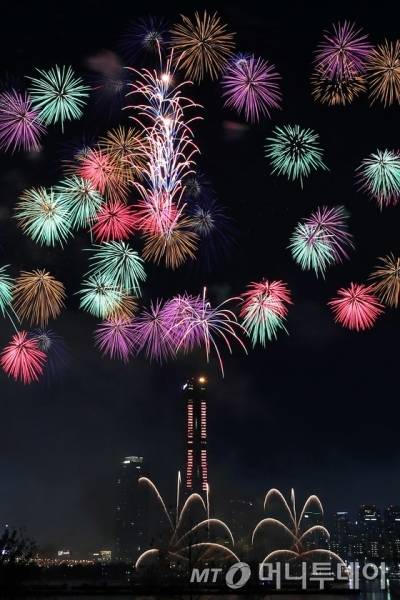 6일 오후 서울 여의도 한강공원 일대에서 열린 '서울세계불꽃축제'에서 화려한 불꽃들이 밤 하늘을 수놓고 있다.   2018 서울세계불꽃축제는 '달을 보며 소원을 빌고 꿈꾸던 어린 아이가 어른이 돼가며 잊고 있던 꿈을 되찾는다'의 내용으로 진행됐다. 2018.10.6/뉴스1  <저작권자 © 뉴스1코리아, 무단전재 및 재배포 금지>