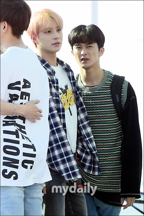 ▲ '눈부셔'…NCT 127 마크, 귀여운 패션에 표정은 덤