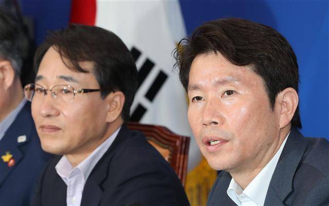 더불어민주당 이인영 원내대표가 25일 오전 국회에서 열린 원내대책회의에서 발언하고 있다. [연합]