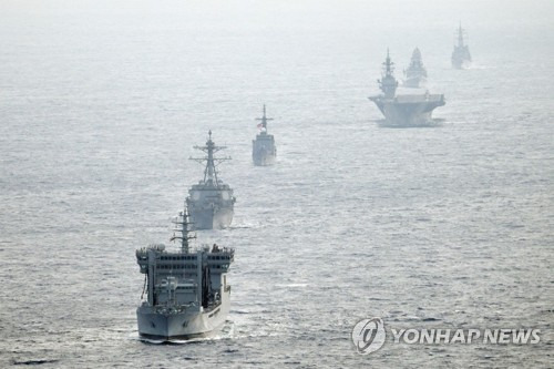 미·일·인도 등 함정, 남중국해서 항행 훈련 (서울=연합뉴스) 미국과 일본, 필리핀, 인도 등 4개국 군함이 지난 2~8일 영유권 분쟁해역인 남중국해를 항행하는 연합훈련을 했다. 이번 훈련에는 미 해군 미사일 구축함 윌리엄 P. 로런스, 일본 해상자위대 헬기 탑재 경항모급 함정인 이즈모와 구축함 무라사메, 인도 해군 구축함 콜카타와 군수지원함 샤크티, 필리핀 해군 호위함 안드레스 보니파시오가 참여했다. 2019.5.9 [미 해군 7함대 홈페이지 제공. 일본 해상자위대 촬영]       hojun@yna.co,kr