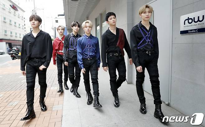 서울 장안동 RBW 사옥. 아이돌그룹 원어스(ONEUS) 레이븐(왼쪽부터), 시온, 서호, 환웅, 이도, 건희 딥풀이.© News1 권현진 기자