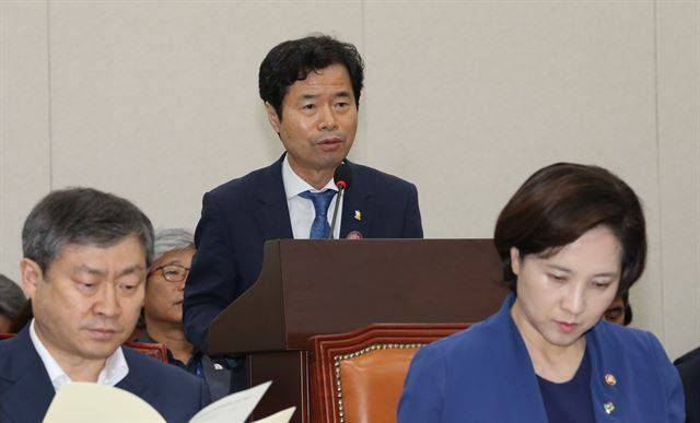 김승환(뒷줄) 전북교육감이 26일 오후 열린 국회 교육위원회 전체회의에서 현안보고를 하고 있다. 연합뉴스