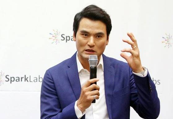 '코리안 특급' 박찬호가 26일 서울 강남구 삼성동 코엑스에서 열린 '스파크랩 벤처파트너 합류 기자간담회'에서 스타트업 해외진출 지원에 나서게 된 소감과 활동계획을 설명하고 있다. 스파크랩은 한국, 중국, 미국 등에 진출한 스타트업 액셀러레이터(창업지원기관)이다.[연합뉴스]