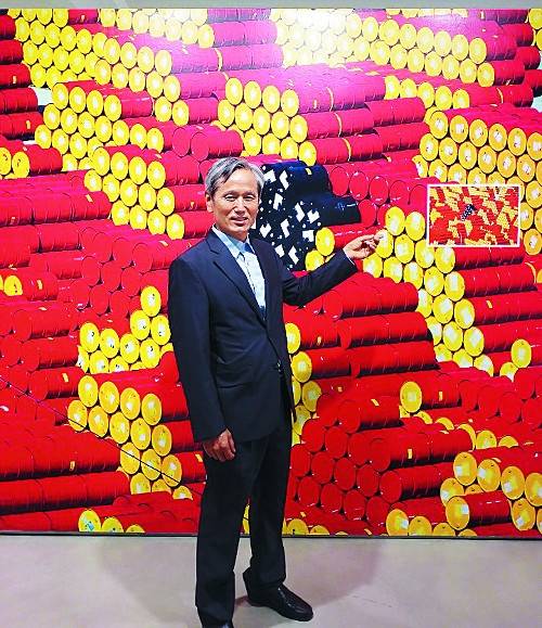 작품에 대해 설명하는 조춘만 작가. 고은사진미술관 제공