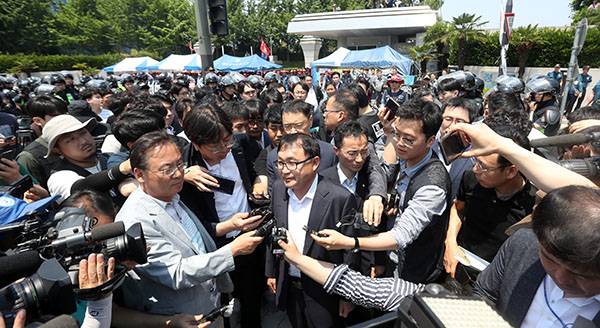 ⓒ연합뉴스 6월3일 대우조선해양 노조의 회사 정문 봉쇄로 ‘현장 실사’에 실패한 현대중공업 실사단이 취재진의 질문을 받고 있다.