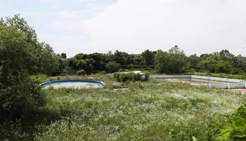 흉물스럽게 방치된 수영장 시설 [연합뉴스]