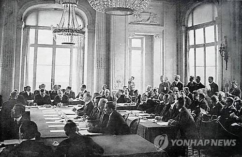 1차대전이 끝난 뒤 6개월간의 파리평화회의를 거쳐 1919년 6월 28일 프랑스 베르사유궁전 거울의 방에서 각국 대표들이 협정문에 서명하고 있다. [연합뉴스 자료사진]