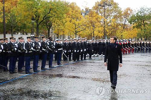 2018년 11월 11일 프랑스 파리 개선문에서 열린 1차대전 종전 기념식에서 에마뉘엘 마크롱 프랑스 대통령이 의장대 앞을 지나고 있다. [연합뉴스 자료사진]