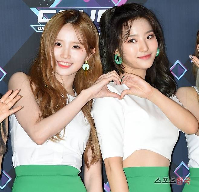 Mnet '엠카운트다운' 리허설 전 포토타임에 참석한 프로미스나인송하영, 이새롬. 사진=조은정 기자 new@hankooki.com