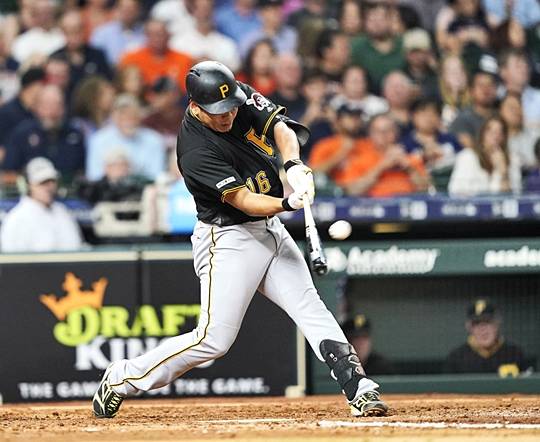 메이저리그 피츠버그 파이어리츠의 강정호가 26일(한국시간) 미국 휴스턴에서 열린 휴스턴 애스트로스와의 원정경기에서 6회초 투런 홈런을 치고 있다. 강정호는 이날 홈런 포함, 멀티히트를 기록하며 모처럼 부진에서 벗어났다. AP뉴시스