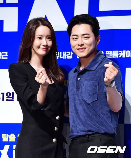 [OSEN=지형준 기자] 영화 '엑시트' 제작보고회가 27일 오전 서울 압구정 CGV에서 열렸다.'엑시트'는 청년 백수 용남(조정석)과 대학동아리 후배 의주(임윤아)가 원인 모를 유독가스로 뒤덮인 도심을 탈출해야 하는 비상 상황을 그린 재난탈출액션 작품.&nbsp;배우 임윤아, 조정석이 포토타임을 하고 있다. /jpnews@osen.co.kr