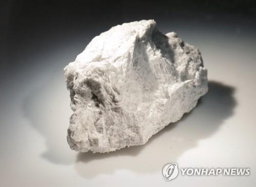 아폴로 15호가 수집해온 '기원석(Genesis Rock)' 약 5㎝ 크기로 질소로 채워진 압력 용기에 보관돼 있다. 약 44억년전에 형성된 사장암(anorthosite)으로 이를 통해 달이 거대한 충격으로 형성됐다는 점을 밝혀냈다. [AP=연합뉴스]