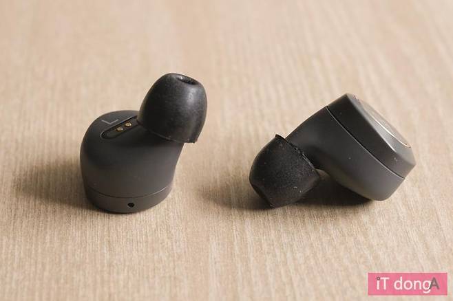 전체 외관을 귀에 넣는 방식이므로, 착용감을 확인하는게 중요하다.