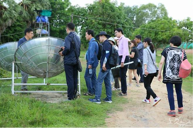 캄보디아 이삭공동체에서 생태환경교육 체험연수단에 '솔라쿠커'에 대해 설명하고 있다.(사진=강원CBS)