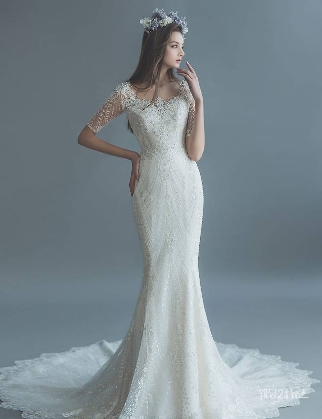 사진 : 기하학 패턴을 따라 수놓아진 비즈가 매력적인 머메이드 드레스. 플로렌스웨딩