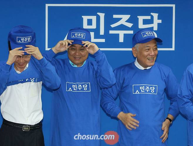 민주당은 2013년 9월 초록색·노란색이던 상징색을 버리고 파란색으로 갈아탔다. / 이진한 기자