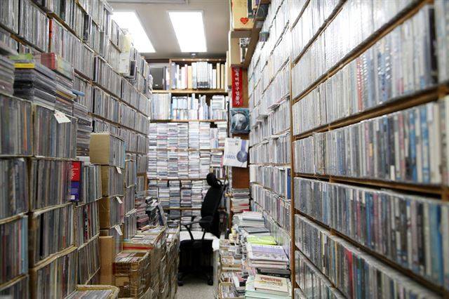 강원 춘천시에 자리한 음반가게인 명곡사에는 최신 유행곡은 물론 올드팝에서 클래식, 가요, 뽕짝까지 수천장의 앨범을 만날 수 있어 작은 보물창고 같은 느낌이 든다.