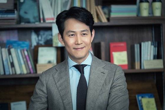 드라마 '보좌관'에서 콤비 슈트로 세련된 정장 패션을 선보이고 있는 이정재. [사진 JTBC]