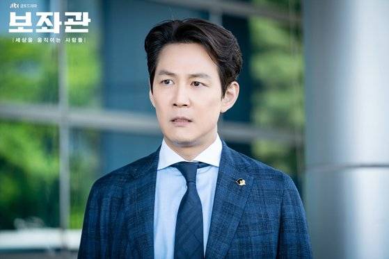 네이비 재킷이나 체크 무늬 재킷은 콤비 스타일을 연출할 때 가장 활용도가 높은 아이템이다. [사진 JTBC]