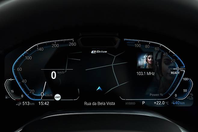 BMW 더 뉴 7시리즈의 라이브 콕핏 프로페셔널 계기반. 12.3 인치 풀 디지털 방식으로 운전자에게 주행 및 편의 장비의 작동 상태를 한눈에 전달한다. [BMW그룹]