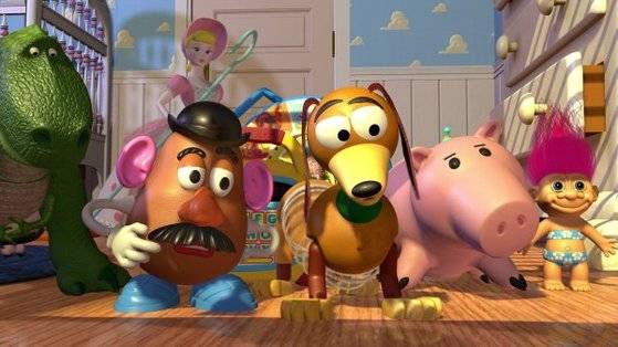 소년 앤디에겐 장난감들이 많습니다. 겁 많은 공룡 렉스, 우디랑 썸 타는 양치기 소녀 보핍(앤디의 동생 몰리의 장난감입니다), 미스터 포테이토 헤드, 허리가 스프링인 강아지 슬링키, 돼지저금통 햄... [사진 디즈니]