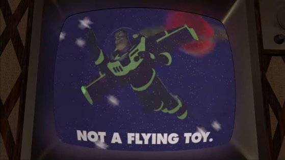 시드네 집에서 우연히 버즈 라이트이어 광고를 본 버즈. 비로소 자신이 우주 전사가 아니라 장난감임을 깨닫고 충격을 받습니다. 비행할 수 있다고 믿었는데 날지 못하는 장난감이라니! 충격이 가시기도 전에 시드는 버즈의 몸에 폭발 실험을 위한 대형 로켓을 묶어둡니다. [토이 스토리 캡처]