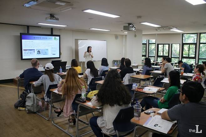 6월 22일 오후 12시 30분, 건국대학교 언어교육원 202호 강의실에서 이민자들을 대상으로 '한국에서 인정받을 수 있는 권리'에 대한 수업이 이뤄지고 있다./사진=오문영 인턴기자