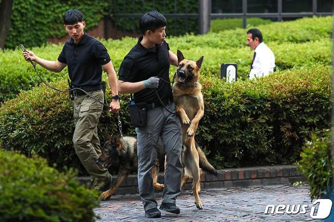 29일 오후 방한한 도널드 트럼프 미국 대통령의 숙소로 알려진 서울 용산구 그랜드하얏트호텔에서 경찰특공대 대원들이 폭발물 탐지견을 동원해 경계를 강화하고 있다. 2019.6.29/뉴스1
