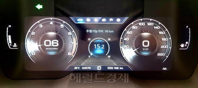 ‘베리 뉴 티볼리’ 가솔린 모델의 복합연비는 4WD 기준 10.2㎞/ℓ. 170㎞ 거리의 시승코스를 달린 뒤 얻은 연비는 15.2㎞/ℓ였다. 고속 주행 위주였지만, 만족도는 높았다. [정찬수 기자/andy@]