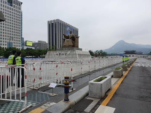 통제된 광화문광장 (서울=연합뉴스) 29일 오전 11시께 광화문광장이 통제되고 있다. 2019.6.29