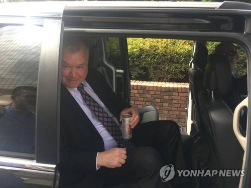 호텔 나서는 비건 (서울=연합뉴스) 정성조 기자 = 방한 중인 스티븐 비건 미국 국무부 대북정책특별대표가 29일 오후 용산구 그랜드하얏트호텔을 나서고 있다. 2019.6.29 xing@yna.co.kr