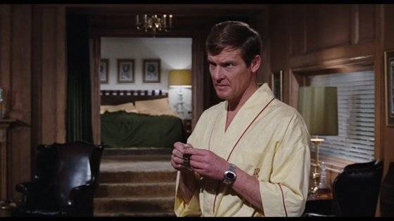 1973년 영화 '007 리브 앤 렛 다이'에서 '펄사'를 차고 등장한 배우 로저 무어. [사진 영상 캡처]
