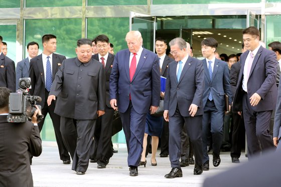 문재인 대통령과 김정은 북한 국무위원장, 도널드 트럼프 미국 대통령이 30일 경기 파주 판문점 공동경비구역(JSA) 자유의 집에서 회담을 마친뒤 이야기를 나누며 복귀하고 있다. 청와대사진기자단