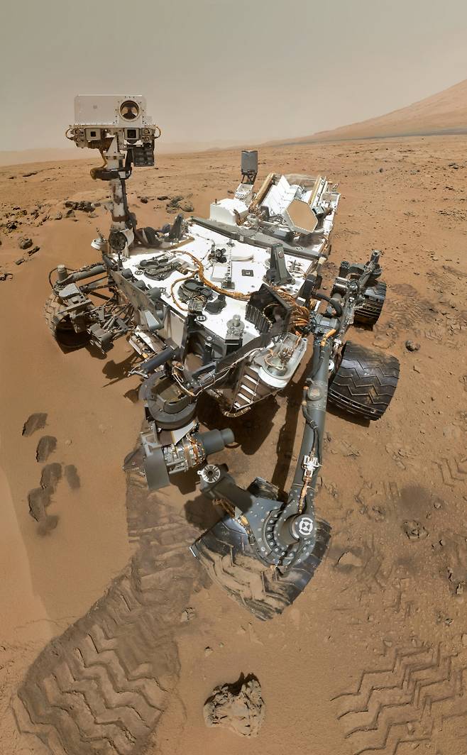 화성에서 지상 탐사 중인 큐리오시티(Curiosity). NASA 제공