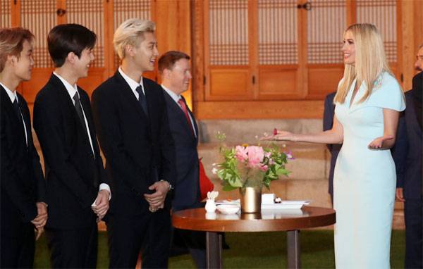 도널드 트럼프 미국 대통령과 함께 한국을 방문한 이방카 백악관 보좌관(오른쪽)이 지난 29일 오후 청와대 상춘재에서 열린 환영 만찬에 앞서 인기 아이돌 그룹 엑소와 환담을 나누고 있다. [청와대사진기자단]