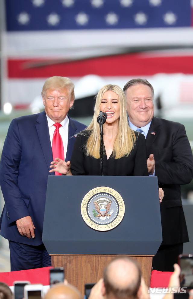 【평택=뉴시스】이영환 기자 = 도널드 트럼프(Donald Trump) 미국 대통령이 30일 오후 경기 평택시 주한미군 오산 공군기지에서 연설을 하던 중 이방카 트럼프 백악관 선임보좌관과 마이크 폼페이오 미 국무부 장관이 단상에 올라 발언을 하고 있다. 2019.06.30.  20hwan@newsis.com