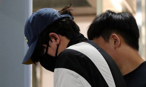 ‘신림동 강간미수 영상’&nbsp;속 남성 조씨가 지난달 31일 오후 구속 전 피의자 심문을 받기위해 서울중앙지법으로 들어서고 있다.연합뉴스
