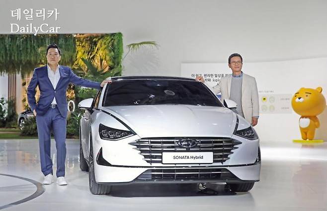 쏘나타 하이브리드, 이상엽 현대자동차 디자인센터장(왼쪽), 이광국 현대자동차 국내영업본부장(오른쪽) @2019 서울모터쇼