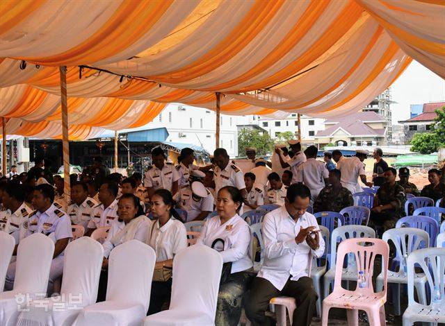 지난 22일 캄보디아 시아누크빌 시내에서 발생한 건물 붕괴 사고 현장 앞에 차려진 위령제 행사장에 유족 및 관계 기관 관계자들이 행사 시작을 기다리고 있다. 28명이 사망하고 26명이 부상한 것으로 최종 집계된 사고 현장은 훈센 총리의 현장 지휘로 구조 작업이 마무리 된 뒤 28일 현재 평탄화 작업이 이뤄진 터였다.