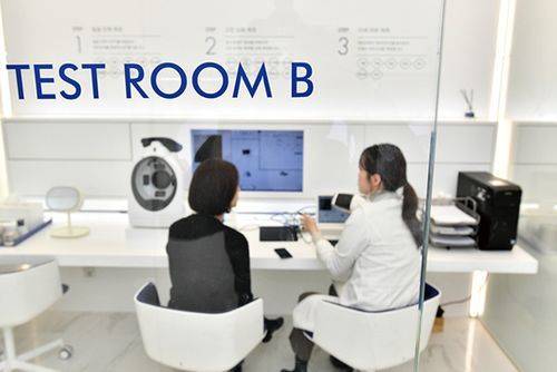 [맞춤형 화장품 시대를 앞둔 가운데 국내외 업체들이 관련 제품과 서비스를 출시하고 있다. 아이오페의 `랩` 매장. 각사 제공]