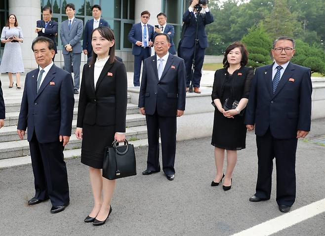 김정은 북한 국무위원장이 30일 도널드 트럼프 미국 대통령과의 판문점 회동에 정예 측근들을 대동해 눈길을 끌었다. 왼쪽부터 김 위원장의 의전을 전담한 김창선 국무위원회 부장, 여동생인 김여정 제1부부장, 이용호 외무상, 최선희 외무성 제1부상. [연합뉴스]