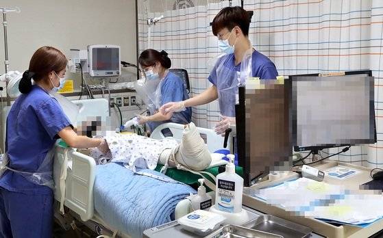 강원도 한 병원의 외상센터 중환자실에서 의료진들이 환자를 돌보고 있다. 촌각을 다투는 중환자실에서 의료진은 긴장을 놓을 수 없다. 중환자는 예고 없이 갑작스레 나빠지기도 하기 때문이다. [중앙포토]