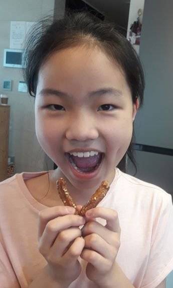 흑당쇼콜라맛맛동산 평가단으로 나선 소년중앙 박채원 학생기자.