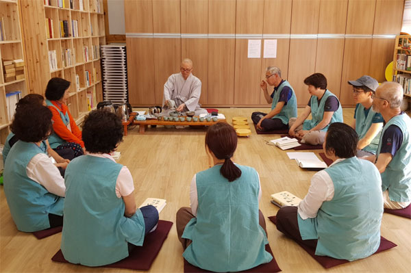 6월 21일 북한산 중흥사에서 열린 `책 읽는 템플스테이` 참가자들이 지도법사인 동명 스님과 차담을 나누고 있다.