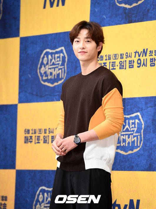 [OSEN=지형준 기자]배우 송중기가 포토타임을 하고 있다. /jpnews@osen.co.kr