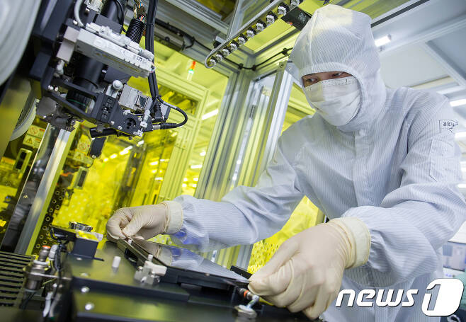 삼성전자 연구원이 마이크로LED 개발라인에서 유리 배선검사기에 기판을 올려 검사하고 있다. (삼성전자 제공) © News1 장은지 기자